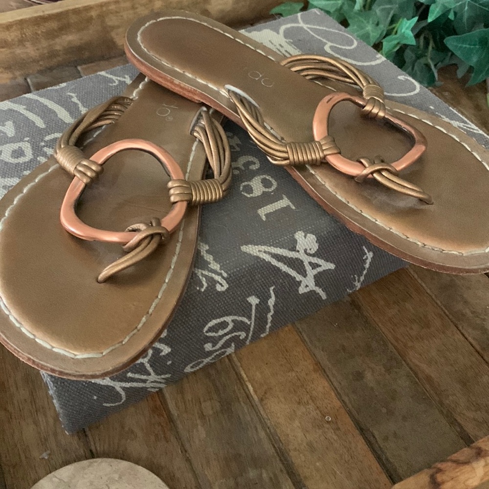 Bernardo flat gold metallic sandals,size 8